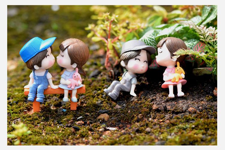 [HCM]Phụ kiện tiểu cảnh - Cặp đôi ngồi ghế (KÈM GHẾ) trang trí terrarium cây cảnh mini sen đá