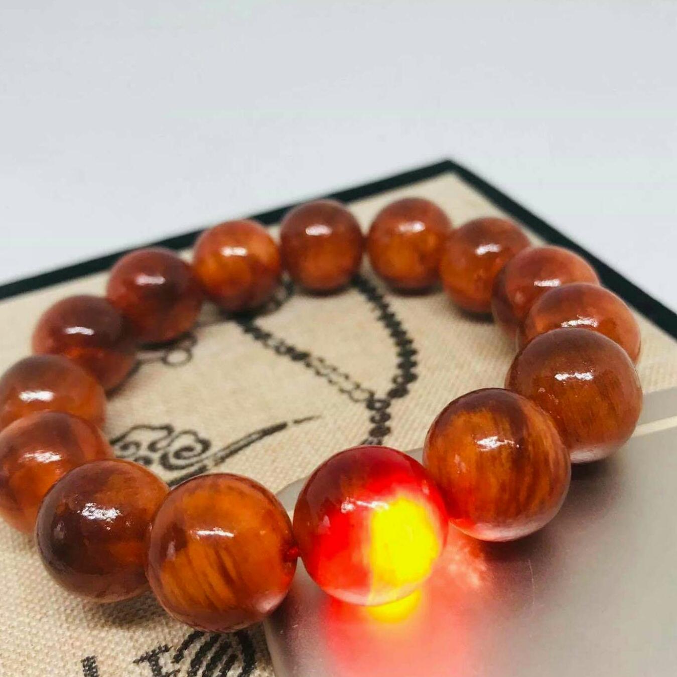 (xả hàng)Vòng tay gỗ huyết long 14ly đỏ  thấu quang và hộp đựng cao cấp