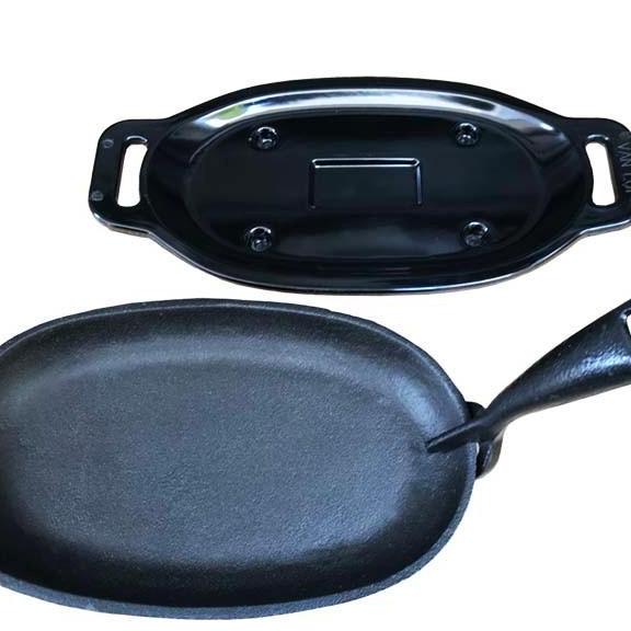 Chảo gang oval chống dính kèm đế lót nhựa loại trung