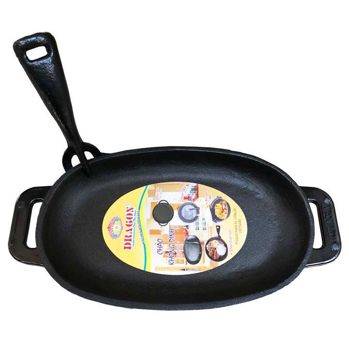 Chảo gang oval chống dính kèm đế lót nhựa loại trung