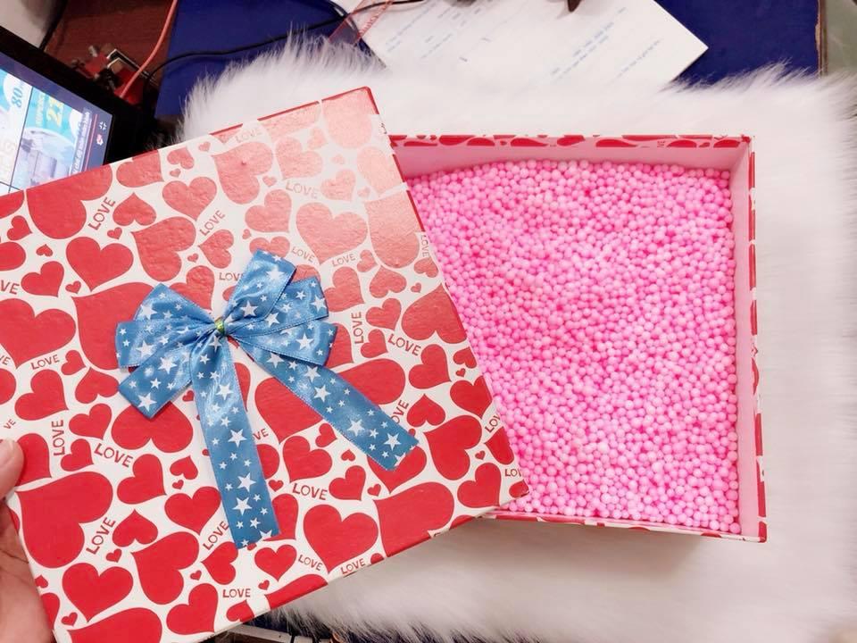 Hộp quà vuông chứa xốp 22*22*12cm (giao màu ngẫu nhiên)