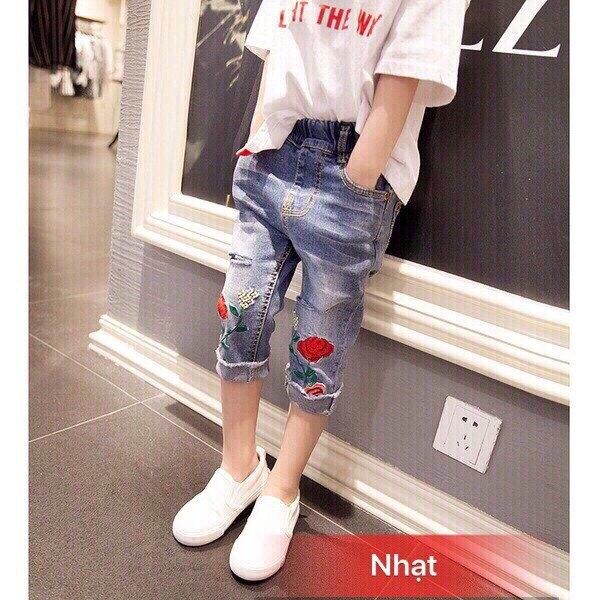 Quần jean lửng thêu hoa bé gái