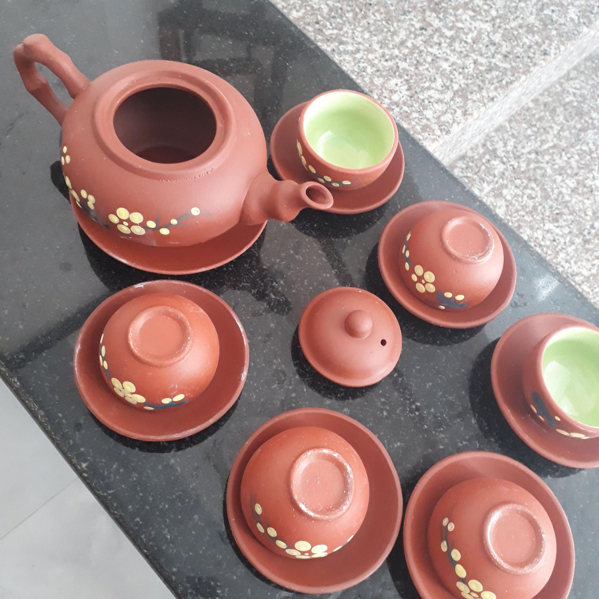 Bộ ấm chén Bát Tràng nâu, hoa nổi