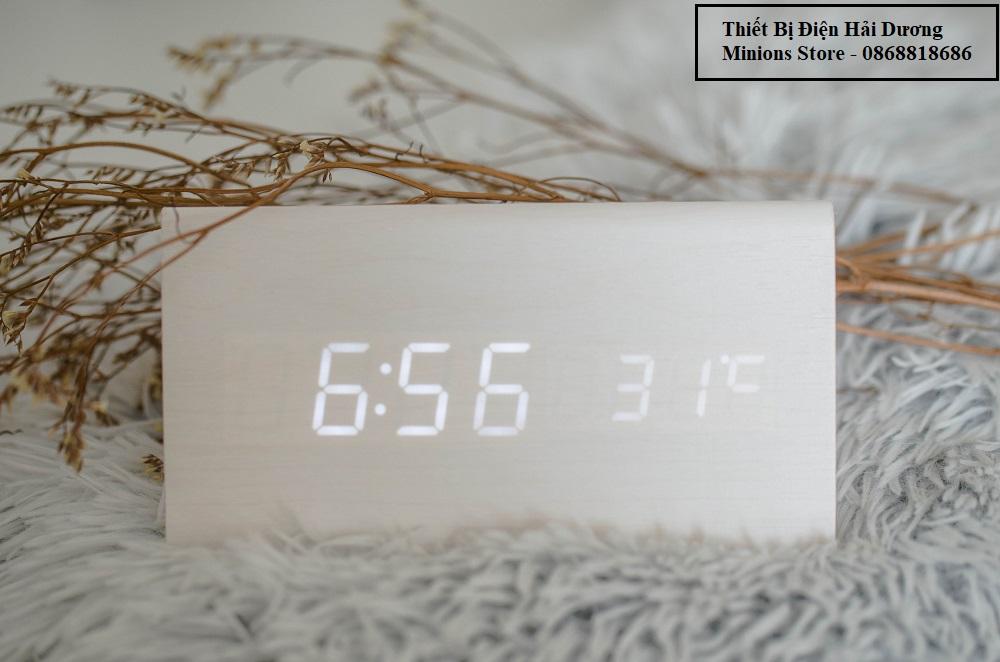 Đồng hồ gỗ báo thức hình tam giác wood led digital thông minh + tặng kèm pin