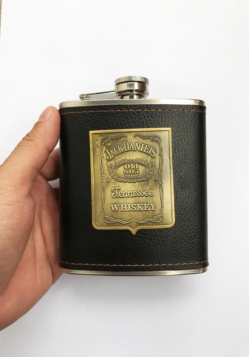 Bình đựng rượu mini dung tích 200ml . Bọc da gắn phù điêu Jack Danies
