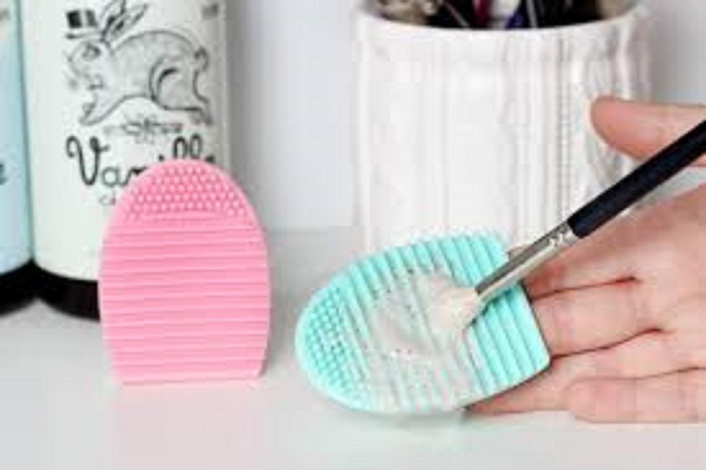 Dụng cụ vệ sinh cọ trang điểm