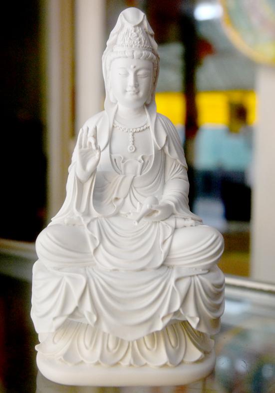 [HCM]Tượng ngài Quan Thế Âm Bồ Tát ngồi tòa sơn trắng cao 18cm