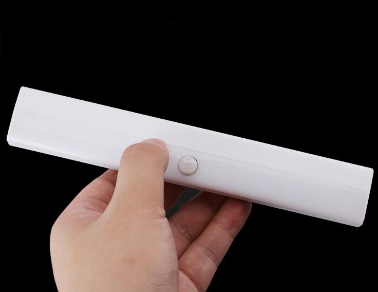 Đèn Cảm Ứng Led Thông Minh Hồng Ngoại Dùng Pin Gắn Tủ Quần Áo, Tủ Giầy, Bếp