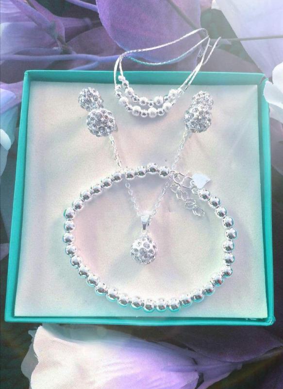 Bộ trang sức trái châu