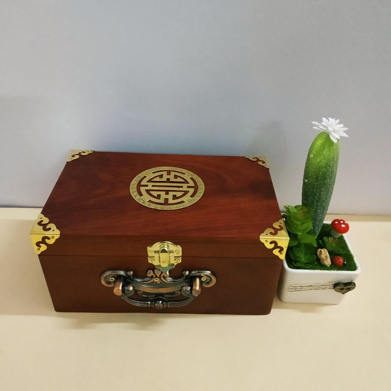 Hộp đựng con dấu, đồ trang sức nhỏ GỖ HƯƠNG chốt Vàng quai Đồng Mặt chữ THỌ size 19cm