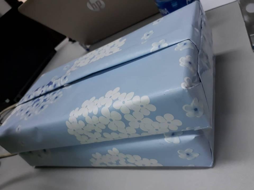 10 tờ giấy gói quà có sẵn keo