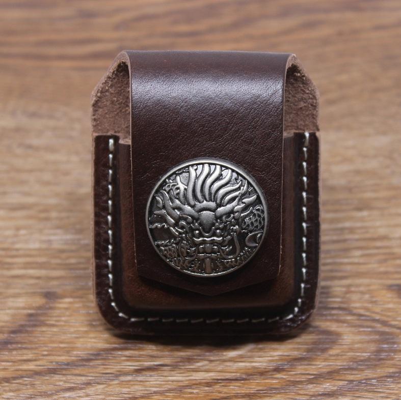 Bao da đựng bật lửa Zippo gắn hình mặt Rồng (Nâu) (Da thật 100%)