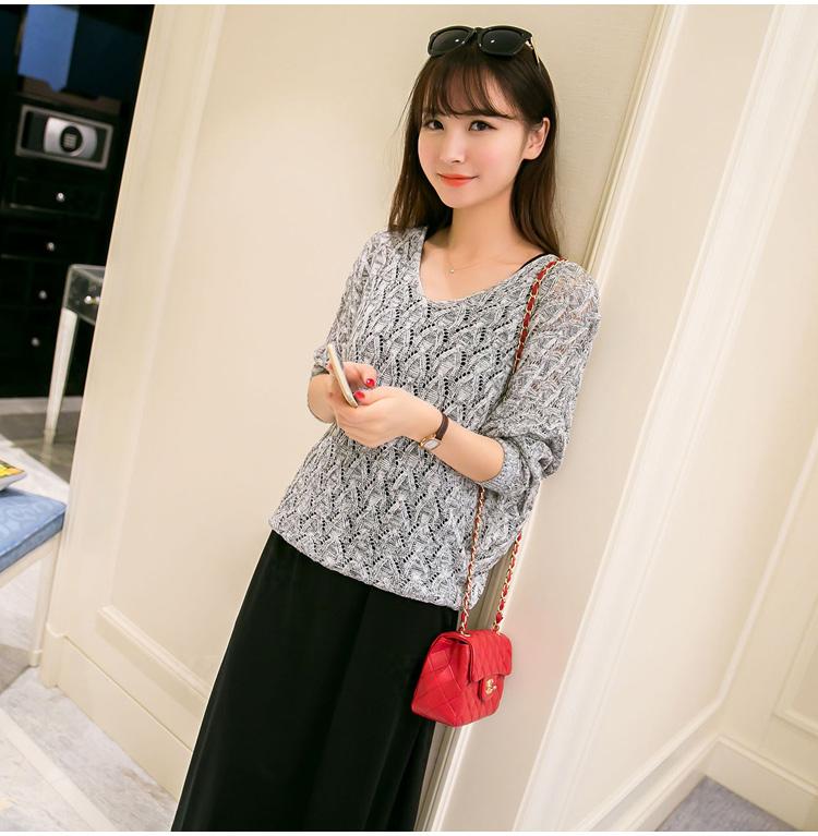 Set đầm đen và áo khoát len tay lửng màu xám