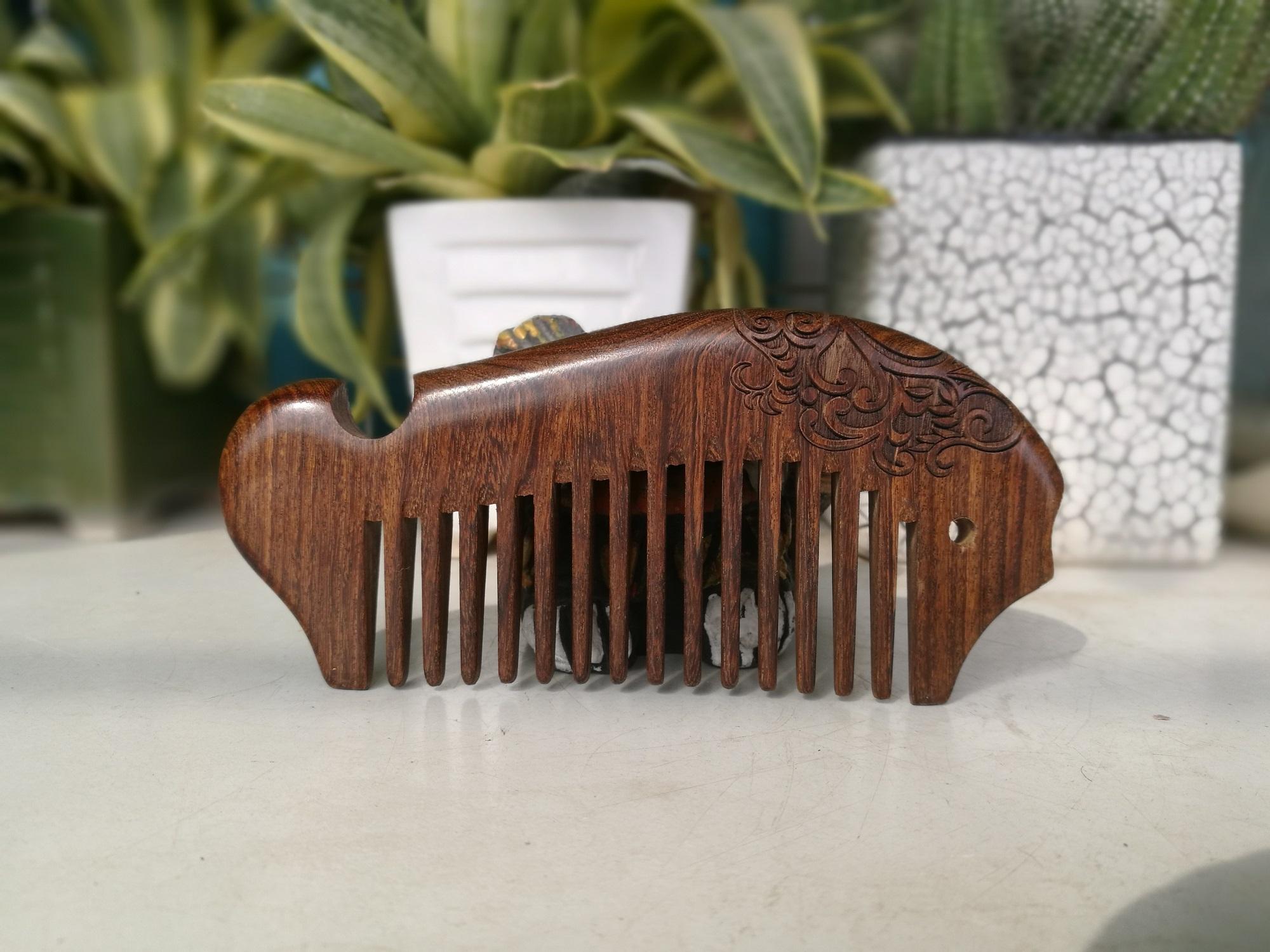 Lược gỗ đàn hương răng thưa trạm khắc thủ công hai mặt 1204 thatchatstore