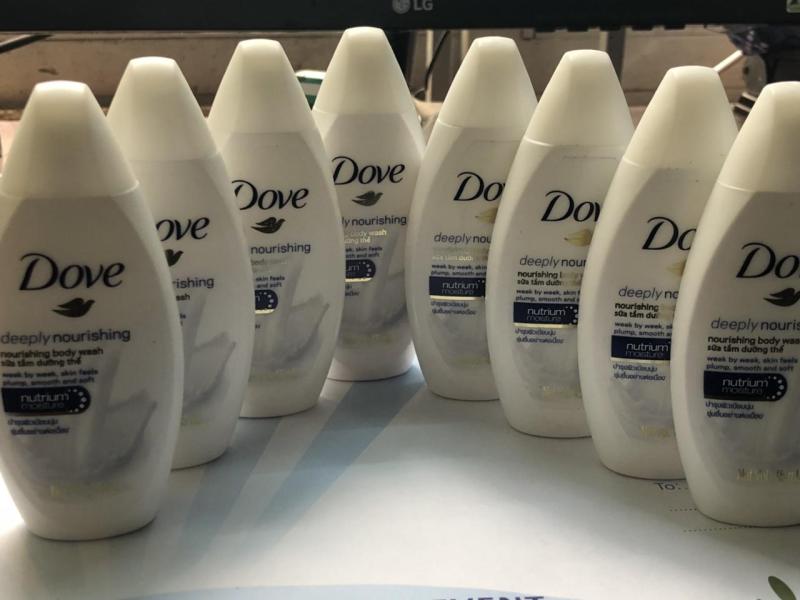 Combo 10 chai sữa tắm Dove Deeply 45 ml + Tặng 1 ví cầm tay xinh xắn