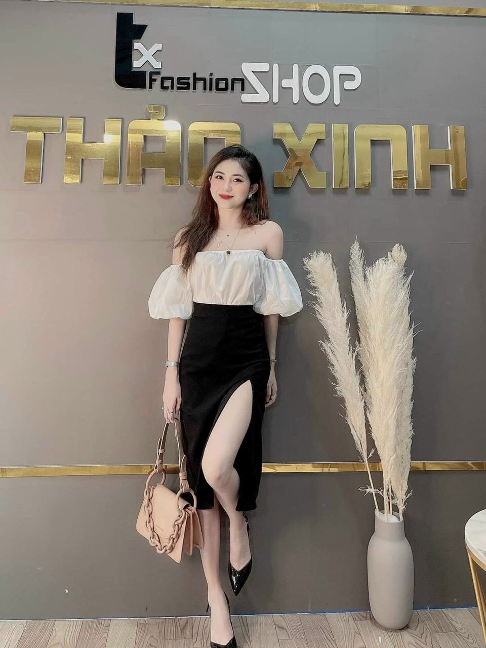 Sét áo tay phồng trễ vai và chân váy xẻ tà phối màu trắng đen phù hợp đi dạo phố, đi chơi, dự tiệc, event thời trang nữ VERONY VE70