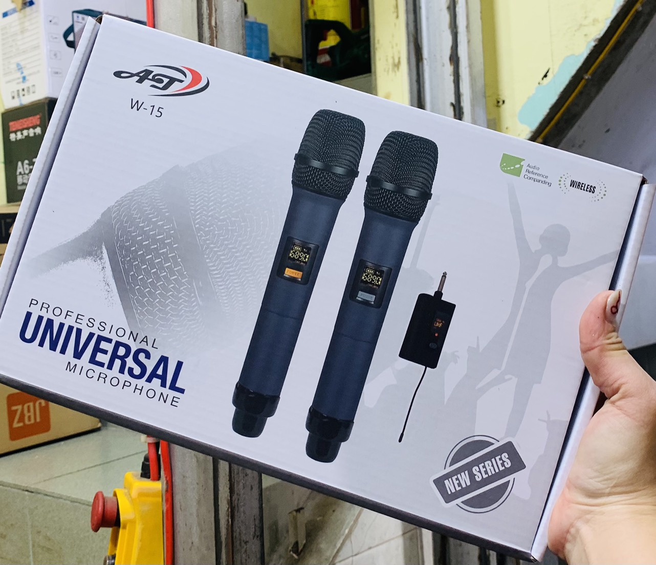 Micro uhf w15 chong hu sieu cap