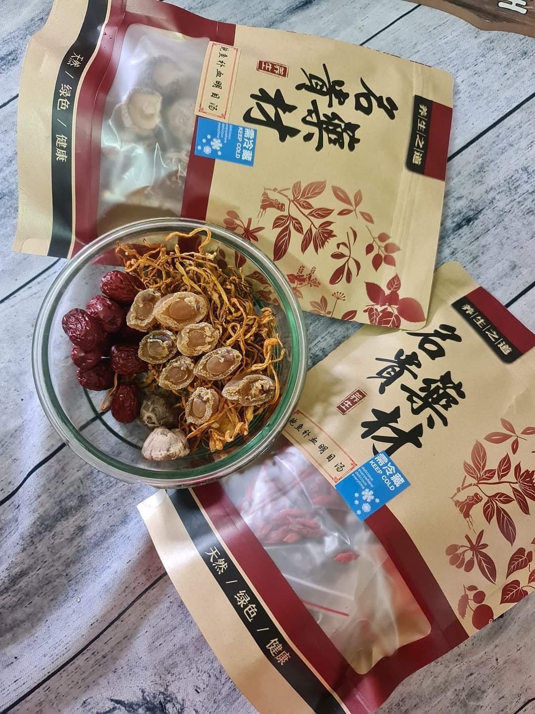 Canh Bào ngư bổ máu ( gồm 8 con bào ngư , táo đỏ, kỷ tử , nấm đông cô , bông trùng thảo ... )
