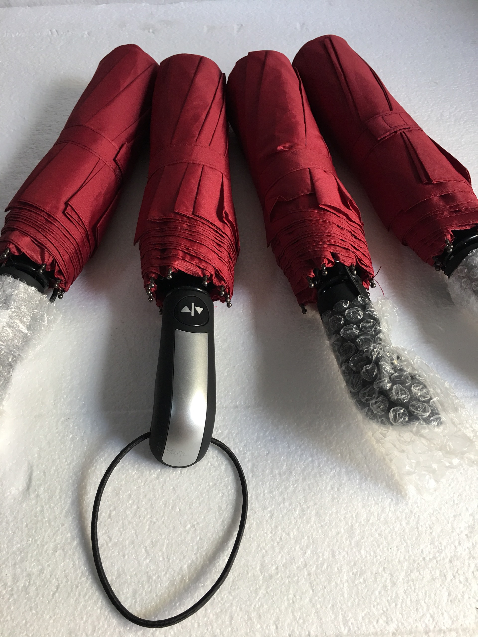 Ô dù tự động bung và gấp lại 1 phần trên. Sau đó, kéo rút gọn lại