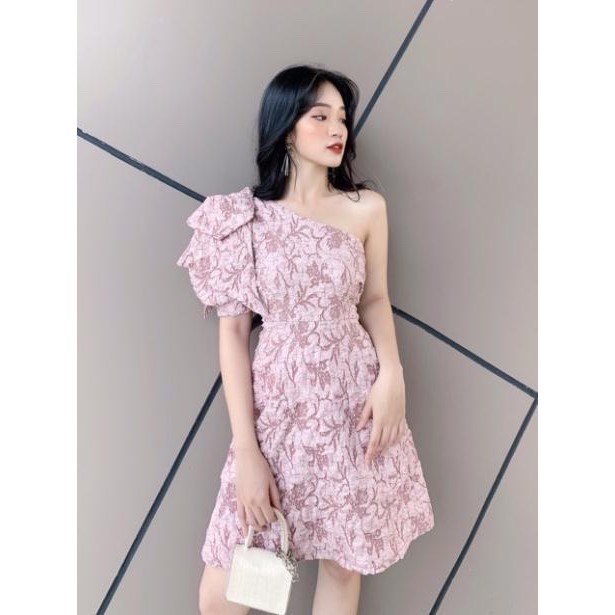 Đầm gấm xốp hoa lệch vai tay