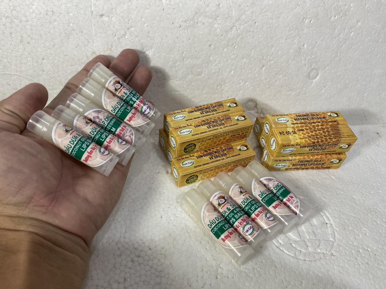 Son dưỡng ẩm môi và chống môi khô nứt nẻ - dầu dừa và sáp ong - rich coco - coconut oil & beeswax lips balm
