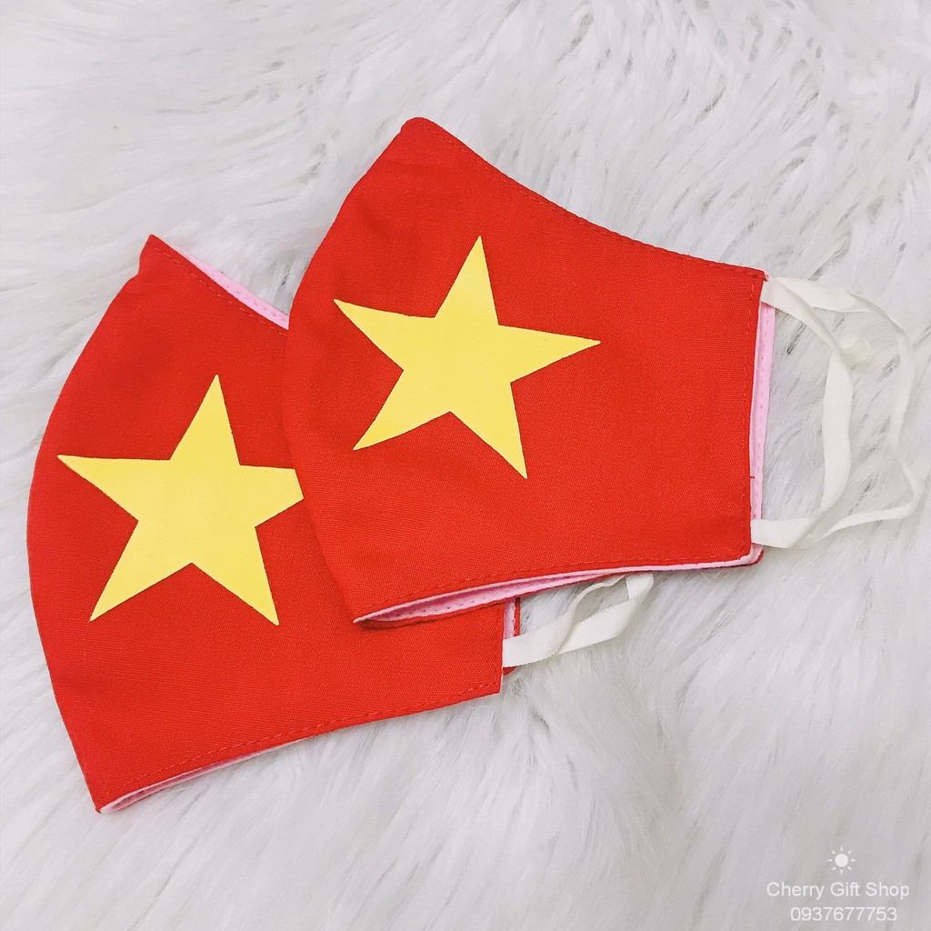 Khẩu trang in lá cờ Việt Nam: Khẩu trang in lá cờ Việt Nam là một cách thể hiện sự đoàn kết và niềm tự hào dân tộc trong cuộc sống hàng ngày. Với chất liệu an toàn và phù hợp, khẩu trang này sẽ giúp bảo vệ bạn và người thân trước các tác nhân gây hại cho sức khỏe.