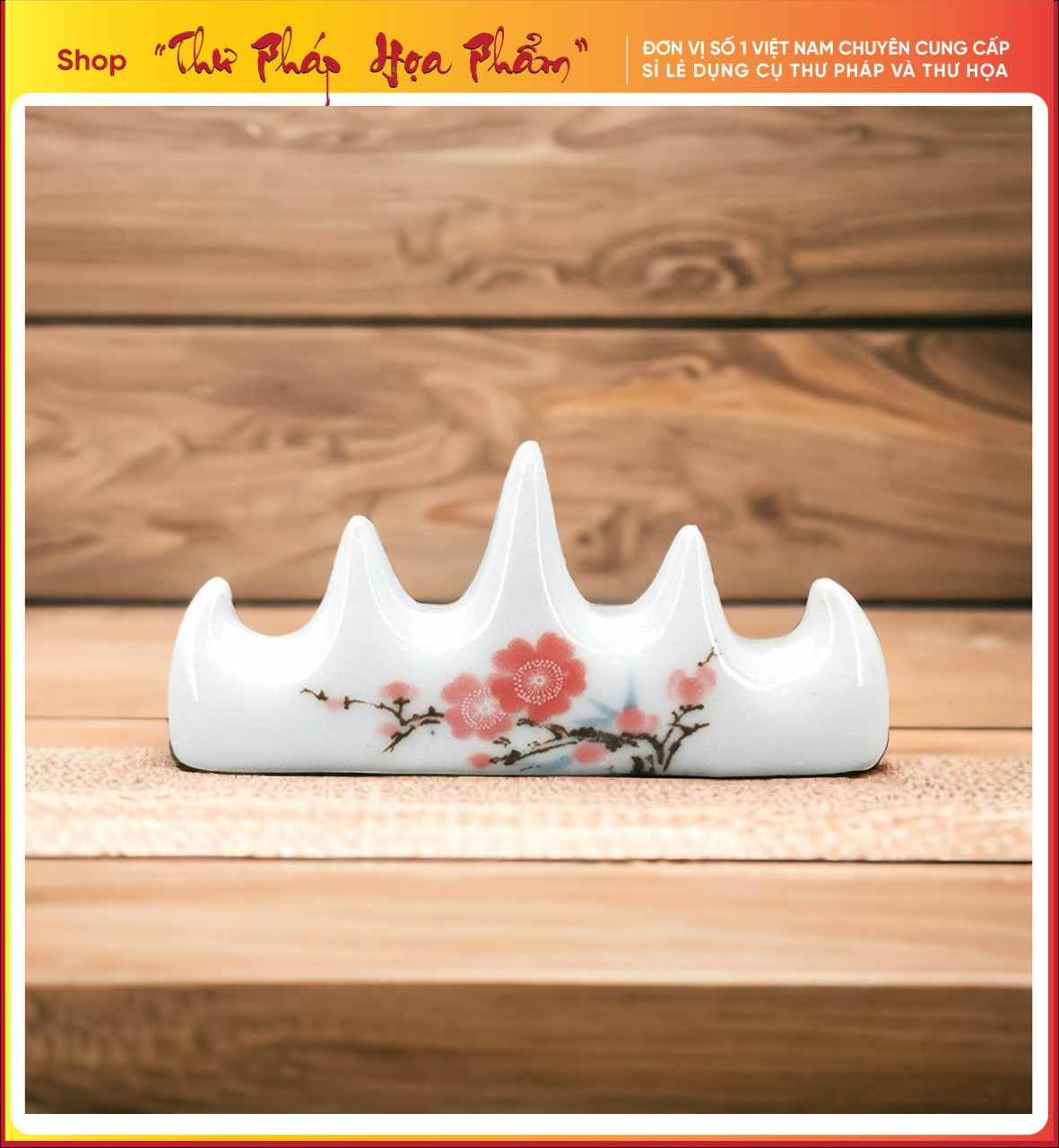 Gác bút sứ Hoa Đào dùng gác bút lông thư pháp thư hoạ Kích thước dài 10cm, rộng 2cm, cao 4,5cm Chất liệu gốm sứ trắng mịn