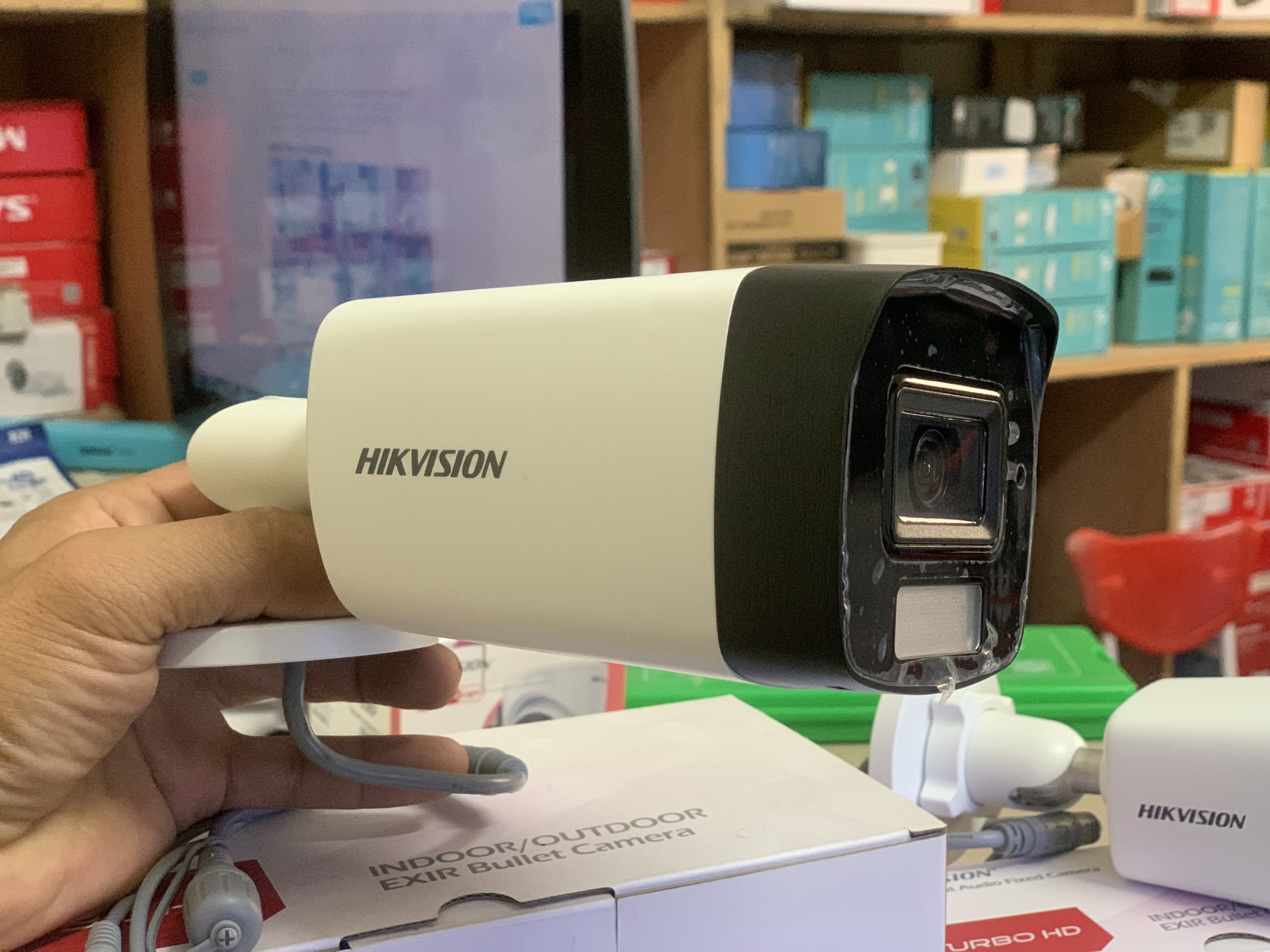 Camera hikvision 2.0MP 2 chế độ hồng ngoại và full color ( tầm quan sát 40 mét ) vỏ kim loại lắp đặt ngoài trời chống nước . ( DS-2CE17D0T-LFS )