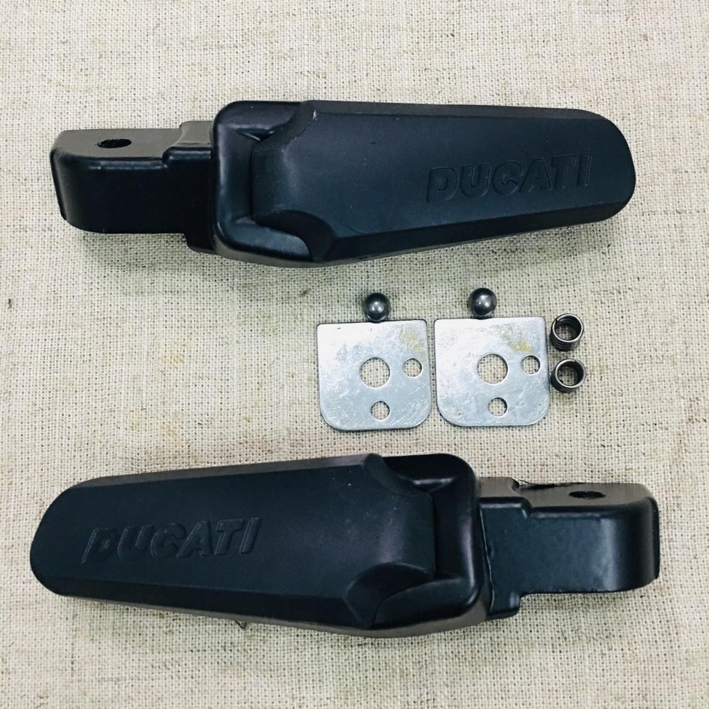CẶP GÁC CHÂN SAU TRANG TRÍ XE MÁY DUCATI CAO CẤP (MÀU ĐEN)