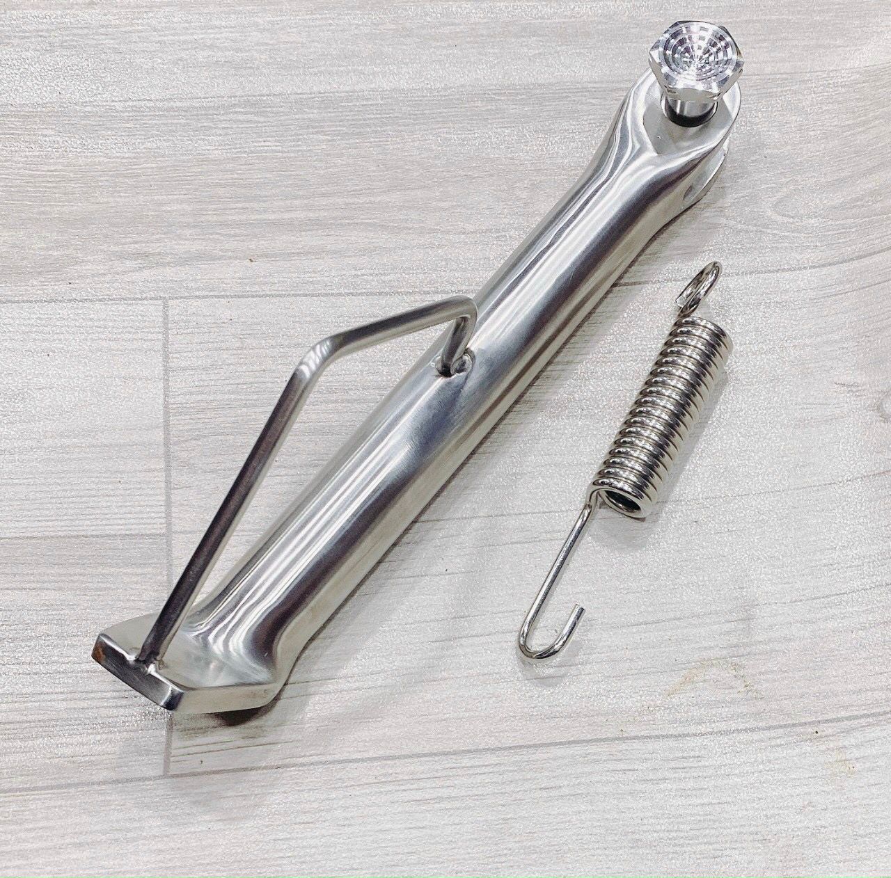 Chân chống nghiêng xe Sirius Inox có ốc xỏ qua .