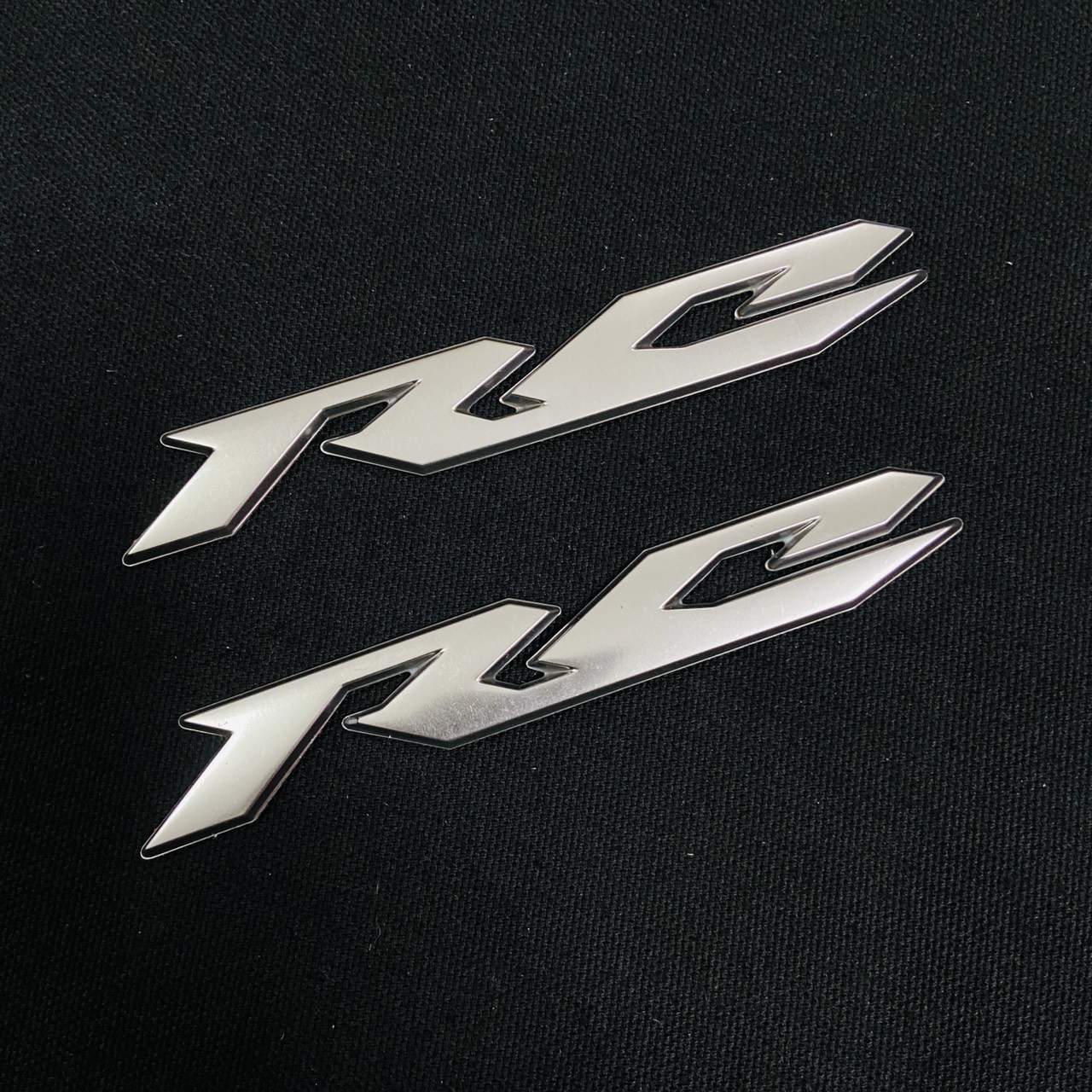 Tem chữ rc xi nổi trang trí cho các dòng xe cao cấp