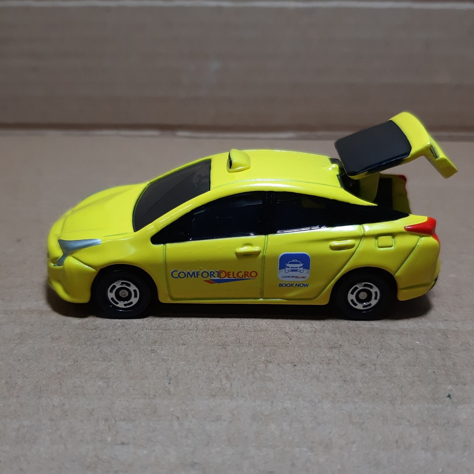 Xe mô hình Tomica - Xe Toyota Prius Taxi Comfor màu vàng mở được cốp sau giá rẻ