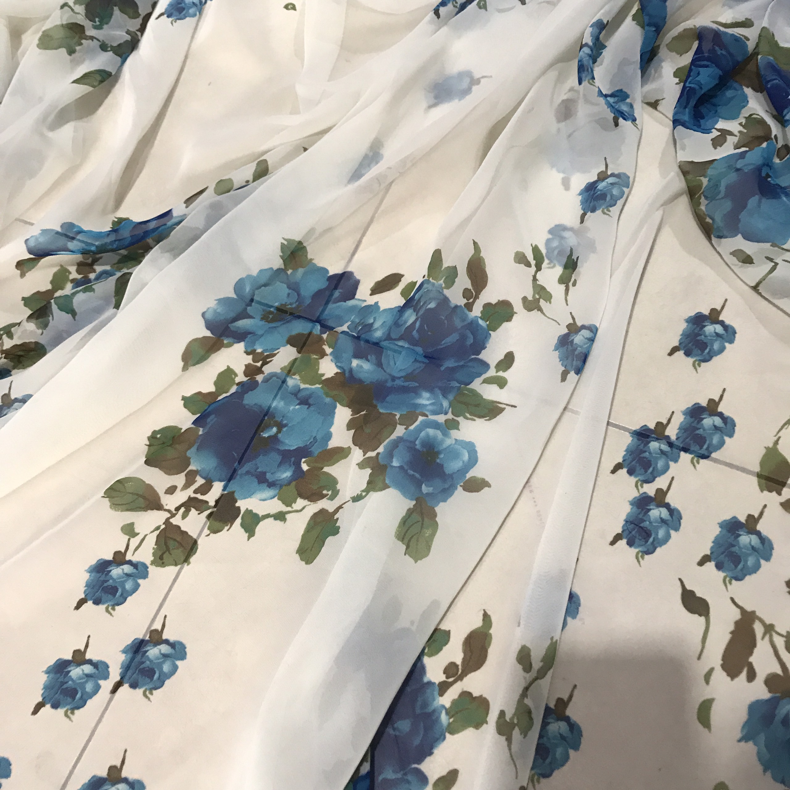 Vải voan chiffon lụa mỏng mềm không co giãn họa tiết hoa hồng xanh nền kem