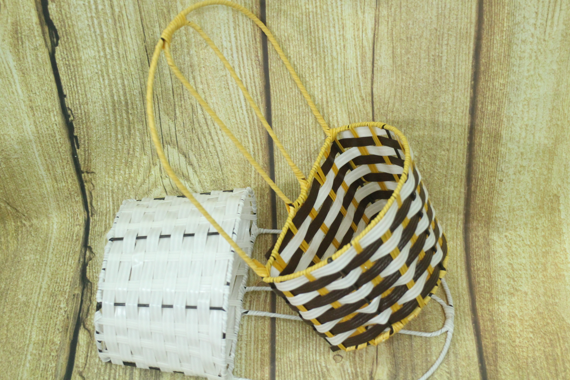 Giỏ treo tường cắm hoa chất liệu nhựa mây (không kèm hoa)