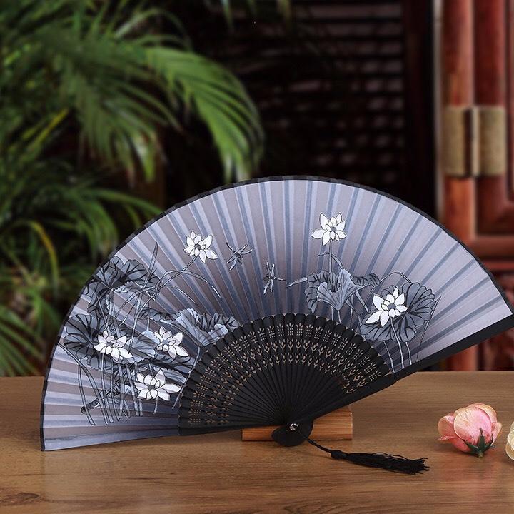 Quạt cổ phong hoa sen xám loại 2 quạt xếp cầm tay phong cách Trung Quốc cổ trang vải lụa