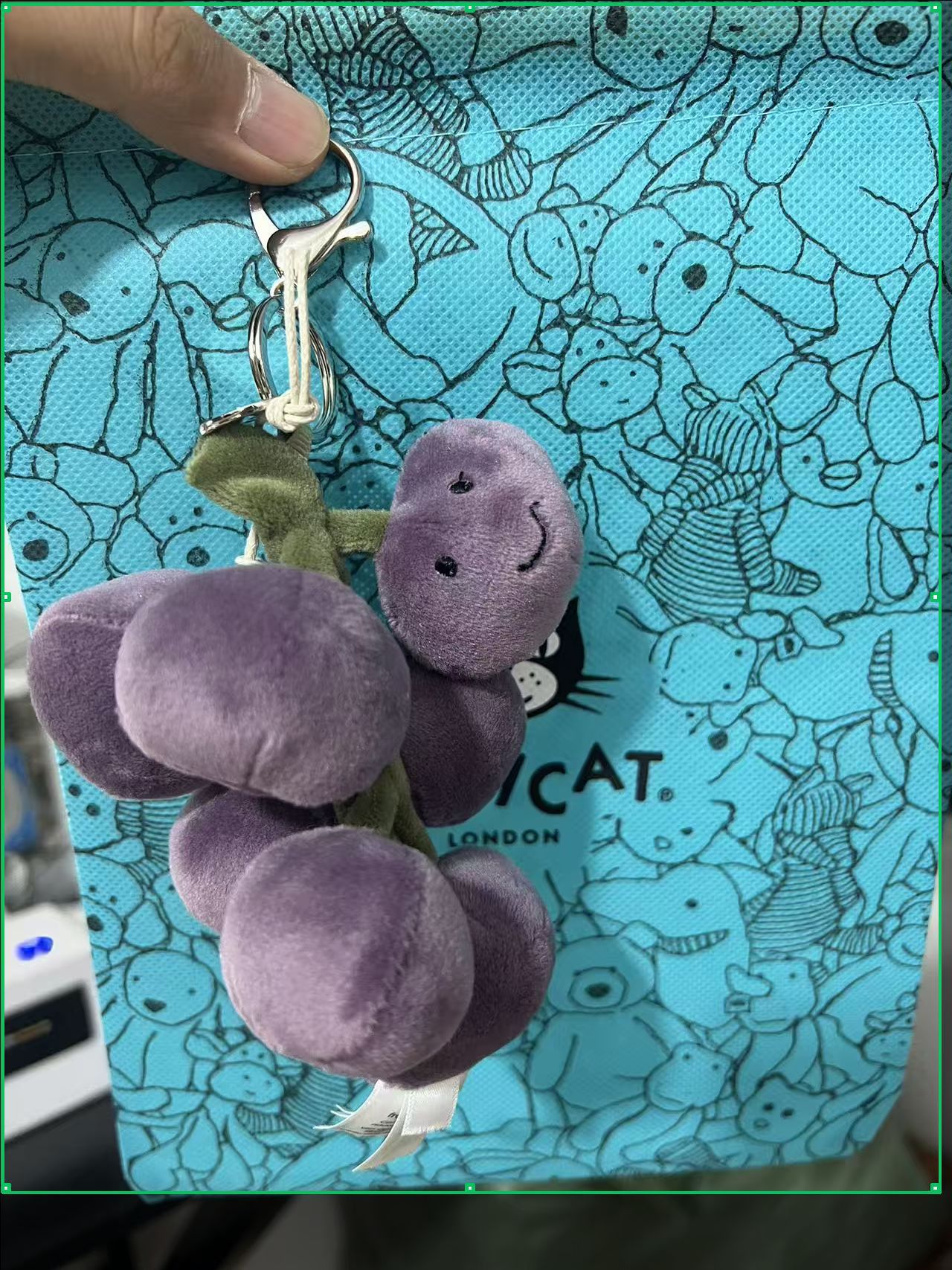 jellycat Mặt dây chuyền có đầy đủ ba nhãn hiệu và một con dấu thép, với các họa tiết Gấu Barcelona, Cà Tím và Bánh Sừng Bò, khiến nó trở thành một món quà hoàn hảo. - 7