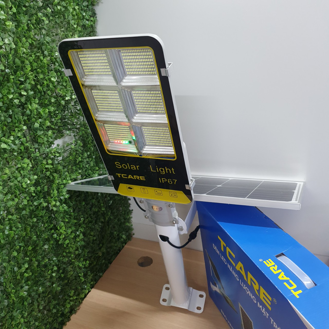 Đèn đường bàn chải led năng lượng mặt trời 300w tcare tấm pin mono 35w, pin 48000mah