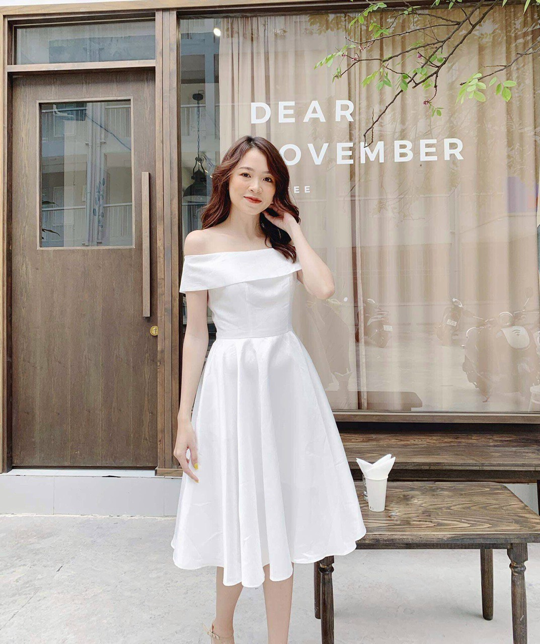 Đầm trắng trễ vai gợi cảm
