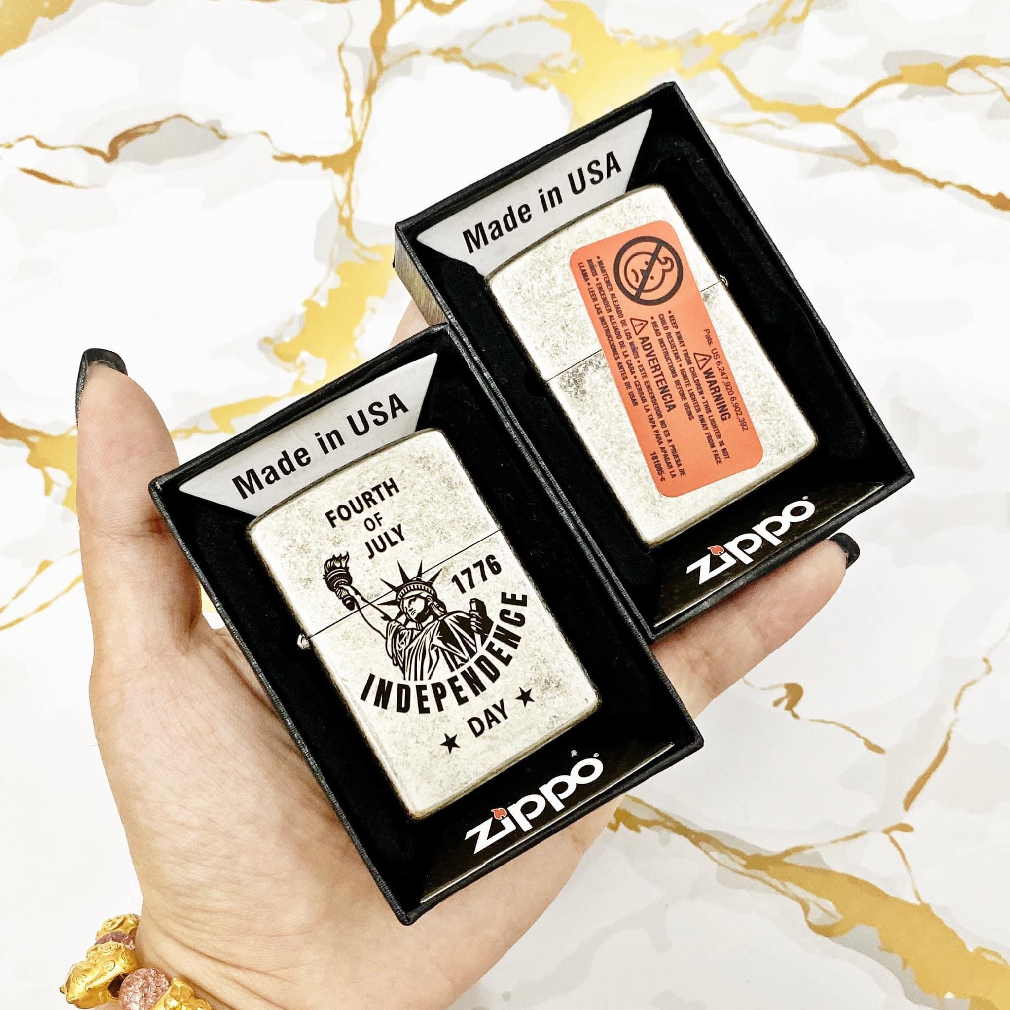 BẬT LỬA ZIPPO USA - BẠC CỔ HÌNH NỮ THẦN TỰ DO (NGÀY ĐỘC LẬP HOA KỲ 1776) - RUỘT USA (CÓ TEM ĐỎ) - (XÀI XĂNG)