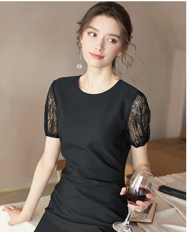 Đầm ôm body trơn đen phối tay ngắn phồng ren