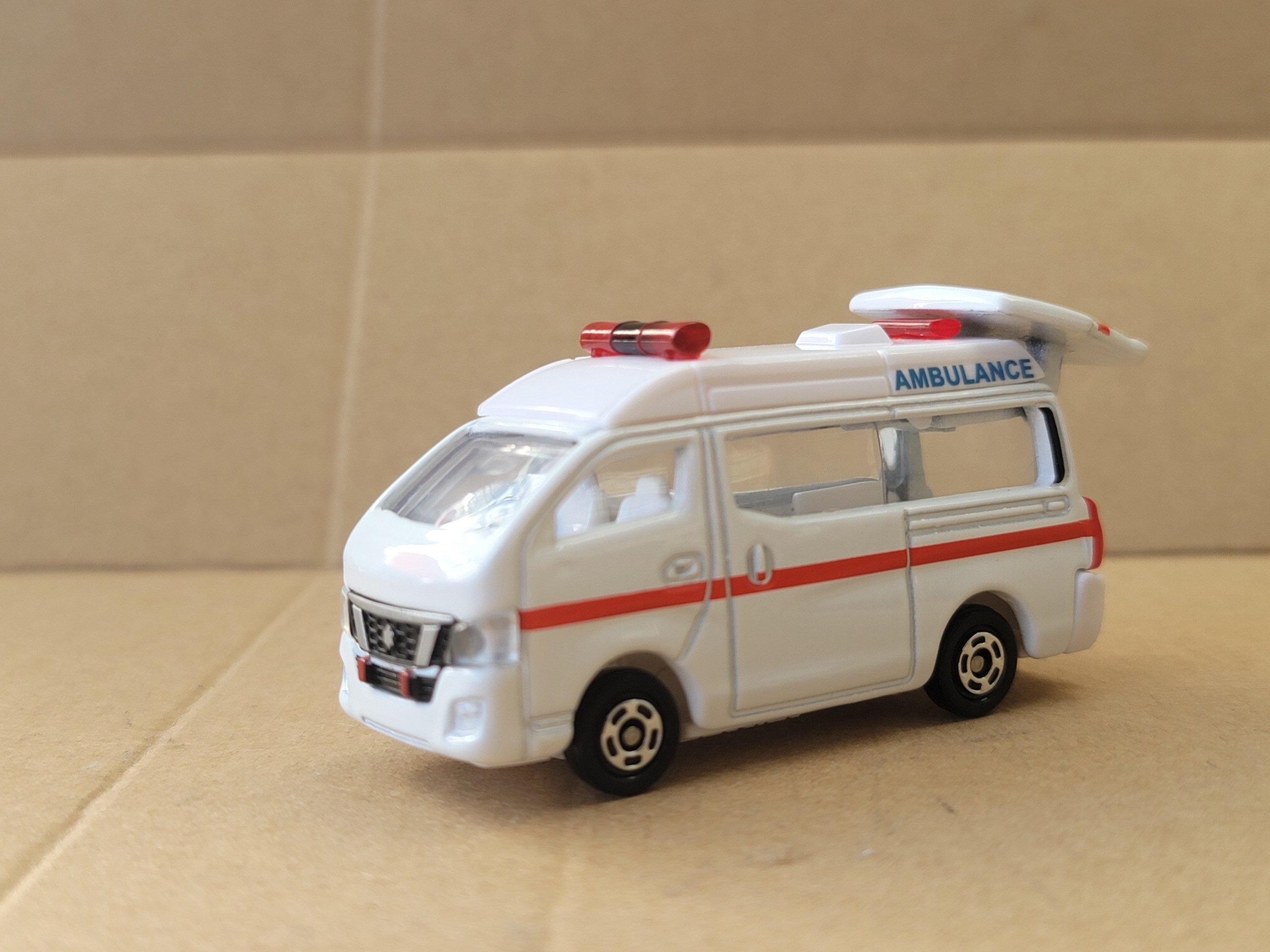 Xe mô hình Tomica (Tỉ lệ 1/69) - Xe Nissan Ambulance - Xe kim loại - Xe cứu thương màu trắng mở được cốp sau giá rẻ cho bé sưu tầm