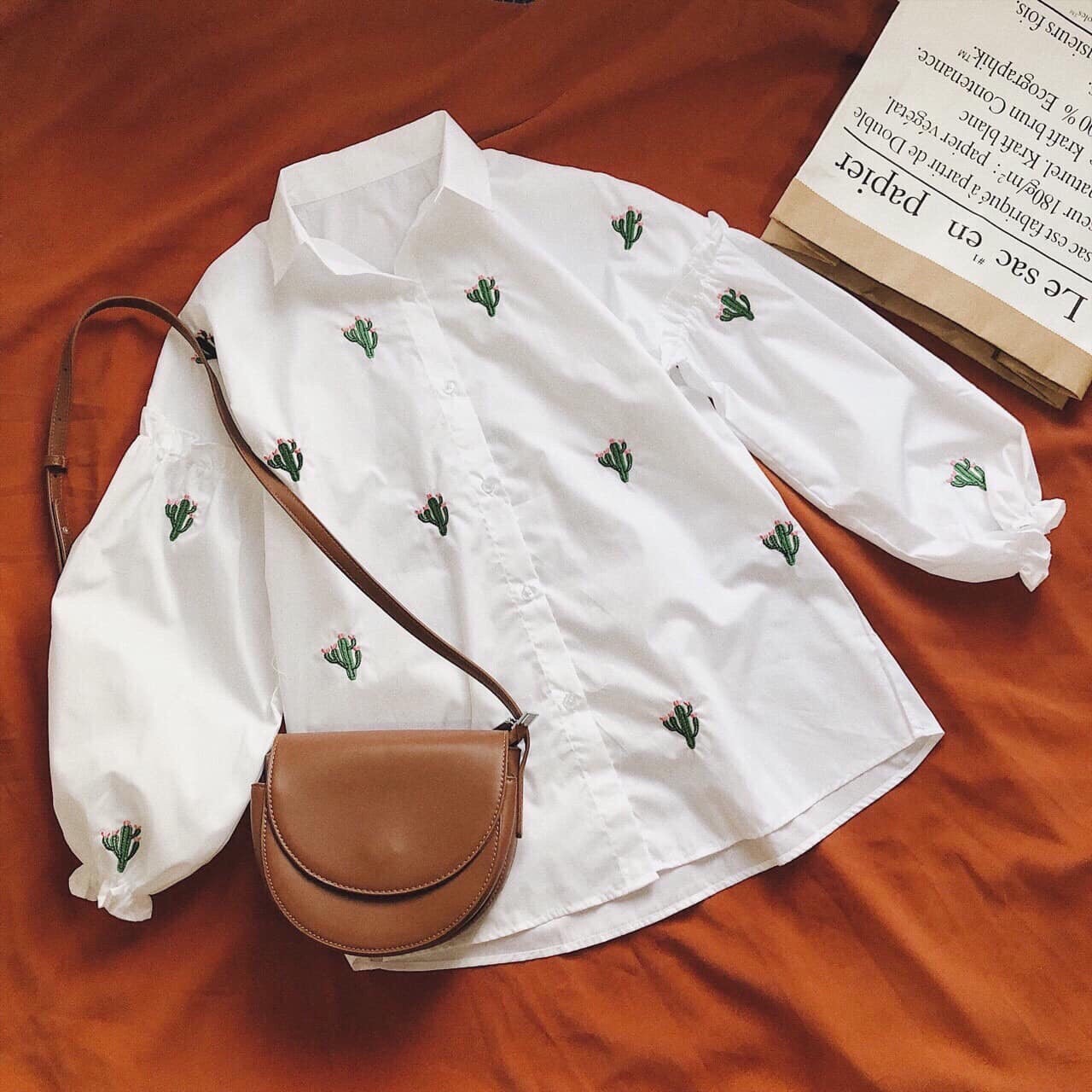 Áo sơ mi tay bo thêu xương rồng.