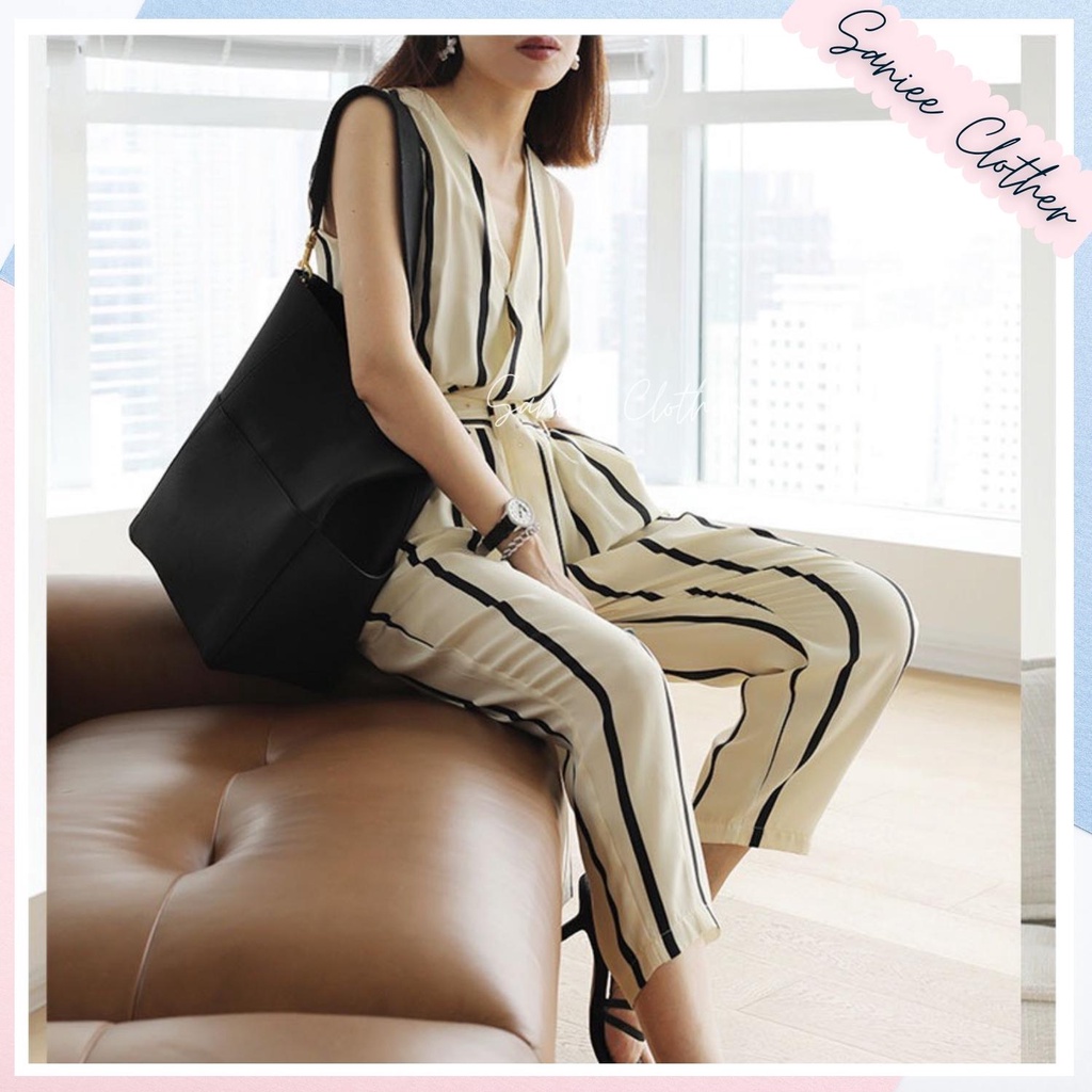 Bộ jumpsuit liền thân cổ v kẻ sọc trắng dài phối dây thắt nơ eo sang chảnh saniee clother