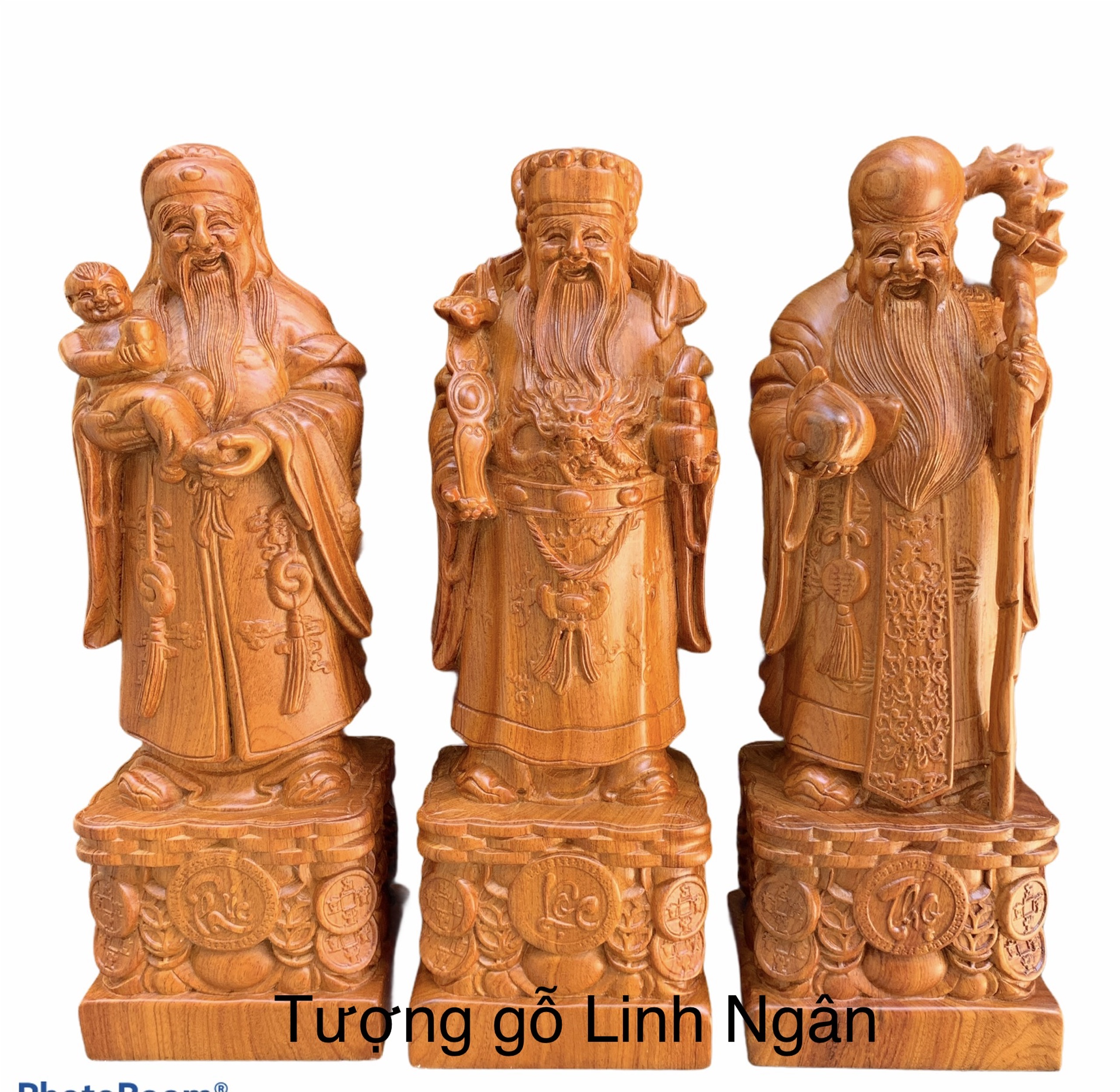 Tượng tam đa (tam đa phúc lộc thọ) bằng gỗ hương cao 40 cm. Mang ý nghĩa đem đến cuộc sống sung túc, con cháu đuề huề cho gia chủ.