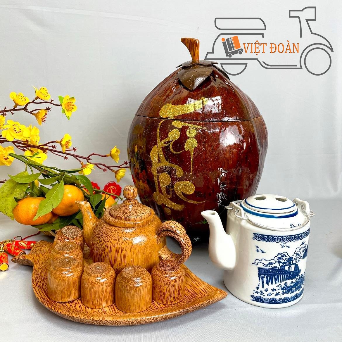 Khay trà, bộ tách trà bằng gỗ dừa - Bộ ủ ấm trà bằng trái dừa chữ thư pháp+ bình trả sứ .Hàng thủ công mỹ nghệ , hoạ tiết sắc sảo