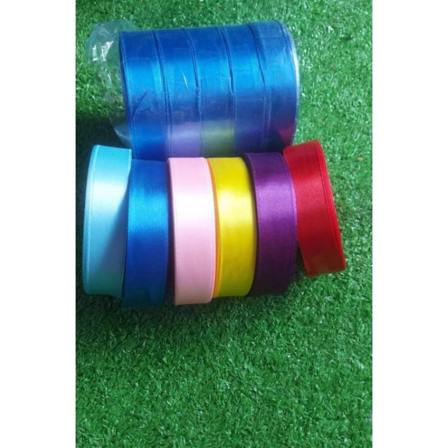 1 CUỘN RUY BĂNG LỤA  BẢN 2 PHÂN .DÙNG LÀM NƠ BÓ HOA ,LÀM NƠ HỘP QUÀ