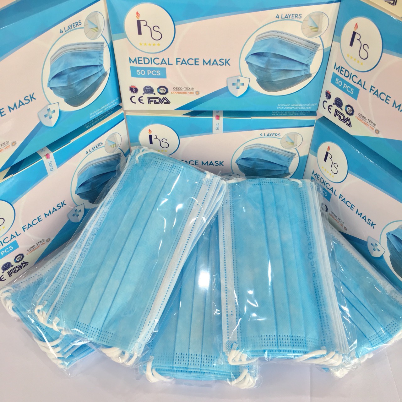 Khẩu trang y tế 4 Lớp Rực Sáng Hộp 50 cái màu xanh với lớp giấy lọc nhúng qua nano bạc kháng khuẩn, vải không dệt chống bụi, Thanh tựa mũi và quai đeo dễ định hình, chắc chắn, vừa vặn, không ảnh hưởng tầm nhìn và khí thở khi sử dụng