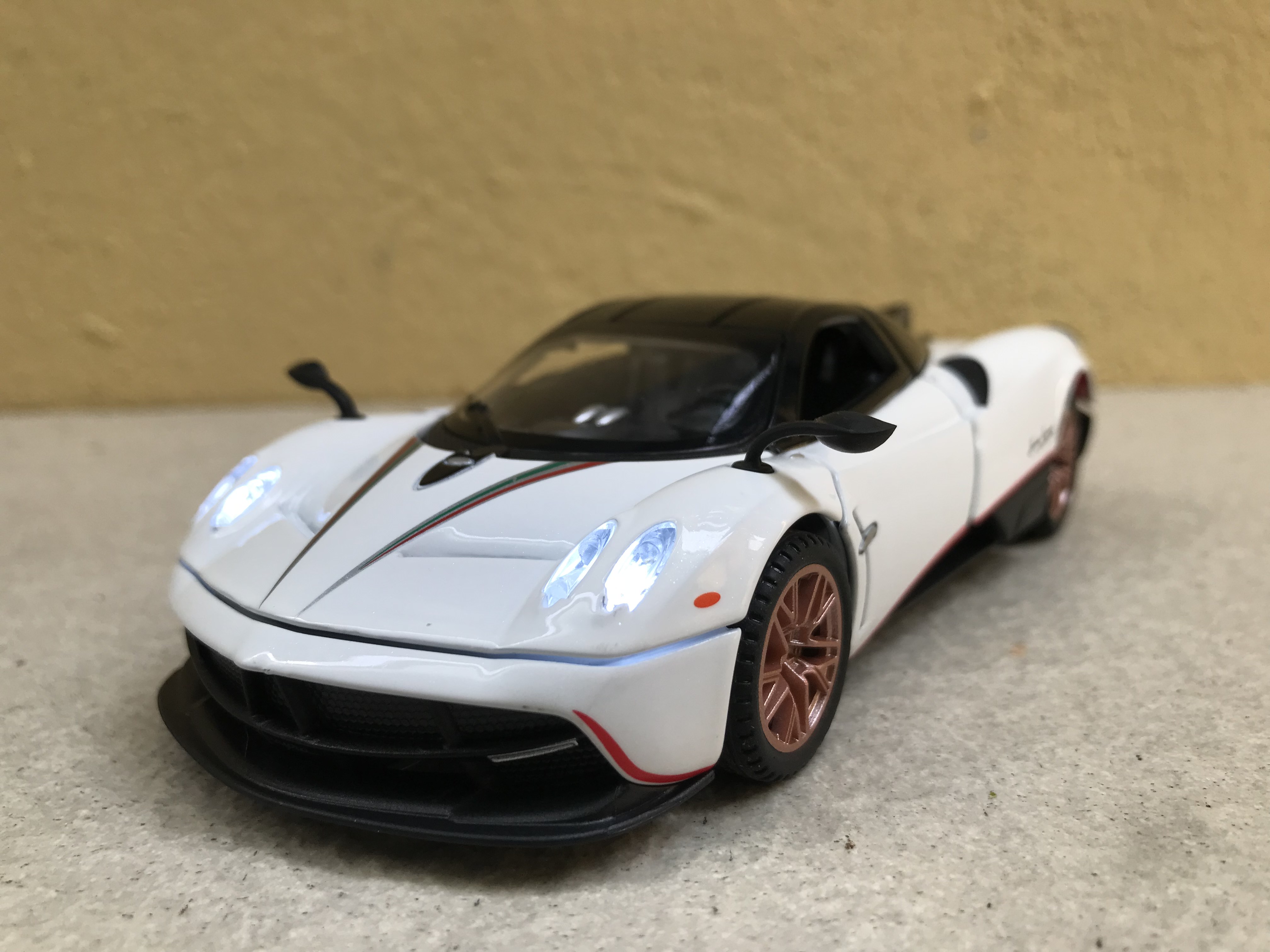 Mô hình Siêu xe PAGANI Huayra Dinastia - 1:32