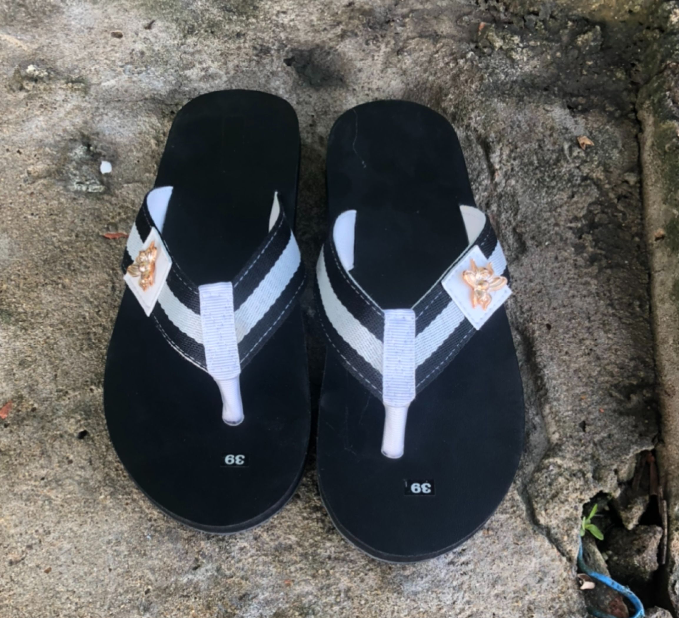 Sandal chíp chíp đế đen quai dù trắng đen