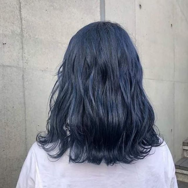 Nhuộm tóc màu xanh đen là một sự lựa chọn táo bạo và đầy sức hút. Nếu bạn là người thích sự mới mẻ và khác biệt, hãy cùng xem hình ảnh nhuộm tóc màu xanh đen để tìm được cảm hứng và ý tưởng cho kiểu tóc của mình.